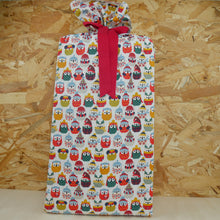 Charger l'image dans la galerie, Emballage cadeau en tissu 100% coton 100% réutilisable 100% français tissu hiboux fond bois créateur de lien révolutionnons ensemble le monde de l'emballage papier cadeau furoshiki alternative