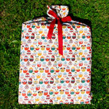 Charger l'image dans la galerie, Emballage cadeau en tissu 100% coton 100% réutilisable 100% français tissu hiboux fond herbe créateur de lien révolutionnons ensemble le monde de l'emballage papier cadeau furoshiki alternative