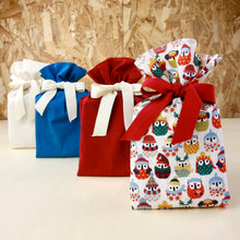 Charger l'image dans la galerie, Emballage cadeau réutilisable en tissu hiboux, rouge, bleu, blanctaille XS 100% français 100% coton. Ce n'est pas un furoshiki, c'est une alternative au papier cadeau