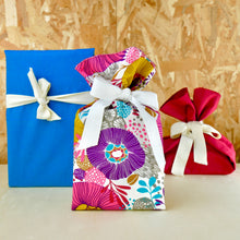 Charger l'image dans la galerie, Emballage cadeau réutilisable taille XS coloris floral. 100% coton, 100% français, 100% réutilisable. Ceci n'est pas un furoshiki, c'est une alternative au papier cadeau