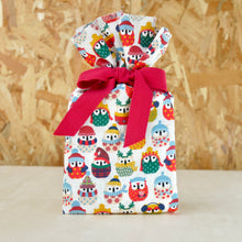 Charger l'image dans la galerie, Emballage cadeau réutilisable taille XS coloris hiboux. 100% coton, 100% français, 100% réutilisable. Ceci n'est pas un furoshiki, c'est une alternative au papier cadeau