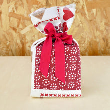 Charger l'image dans la galerie, Emballage cadeau réutilisable taille XS Noël. 100% coton, 100% français, 100% réutilisable. Ceci n'est pas un furoshiki, c'est une alternative au papier cadeau