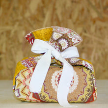 Charger l'image dans la galerie, Emballage cadeau réutilisable taille XS coloris étoile. 100% coton, 100% français, 100% réutilisable. Ceci n'est pas un furoshiki, c'est une alternative au papier cadeau pliage lotus$