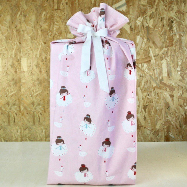 Emballage cadeau en tissu 100% coton 100% réutilisable 100% français coloris danseuses fond bois créateur de lien révolutionnons ensemble le monde de l'emballage papier cadeau furoshiki