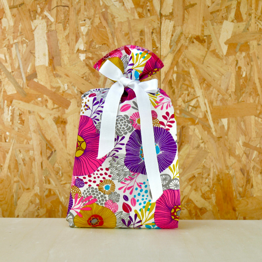 Emballage cadeau réutilisable taille S coloris floral. 100% coton, 100% français, 100% réutilisable. Ceci n'est pas un furoshiki, c'est une alternative au papier cadeau