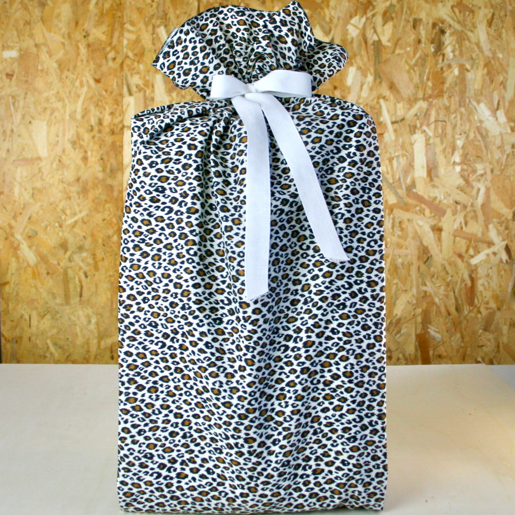Emballage cadeau en tissu 100% coton 100% réutilisable 100% français tissu léopard fond bois créateur de lien révolutionnons ensemble le monde de l'emballage papier cadeau furoshiki alternative