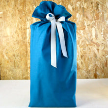 Load image into Gallery viewer, Emballage cadeau en tissu 100% coton 100% réutilisable 100% français taille L couleur bleu fond bois créateur de lien révolutionnons ensemble le monde de l&#39;emballage
