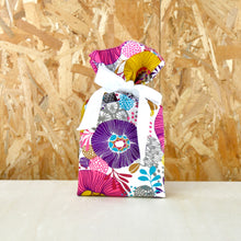 Load image into Gallery viewer, Emballage cadeau réutilisable taille XS coloris floral. 100% coton, 100% français, 100% réutilisable. Ceci n&#39;est pas un furoshiki, c&#39;est une alternative au papier cadeau
