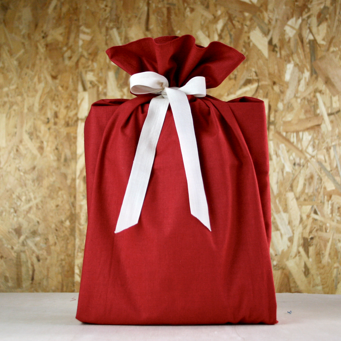 Emballage cadeau en tissu 100% coton 100% réutilisable 100% français tissu rouge fond bois créateur de lien révolutionnons ensemble le monde de l'emballage papier cadeau furoshiki alternative