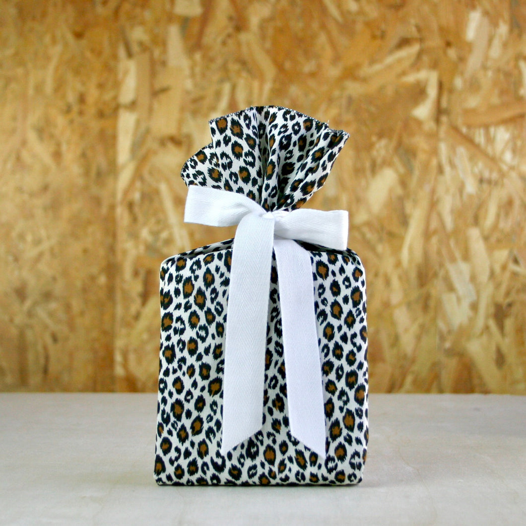Emballage cadeau réutilisable taille XS coloris léopard. 100% coton, 100% français, 100% réutilisable. Ceci n'est pas un furoshiki, c'est une alternative au papier cadeau