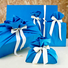 Load image into Gallery viewer, Emballage cadeau réutilisable coloris bleu. 100% coton, 100% français, 100% réutilisable. Ceci n&#39;est pas un furoshiki, c&#39;est une alternative au papier cadeau

