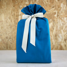 Load image into Gallery viewer, Emballage cadeau réutilisable taille S coloris bleu. 100% coton, 100% français, 100% réutilisable. Ceci n&#39;est pas un furoshiki, c&#39;est une alternative au papier cadeau

