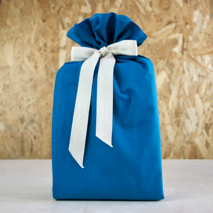 Emballage cadeau réutilisable taille S coloris bleu. 100% coton, 100% français, 100% réutilisable. Ceci n'est pas un furoshiki, c'est une alternative au papier cadeau