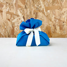 Load image into Gallery viewer, Emballage cadeau réutilisable taille xs coloris bleu. 100% coton, 100% français, 100% réutilisable. Ceci n&#39;est pas un furoshiki, c&#39;est une alternative au papier cadeau
