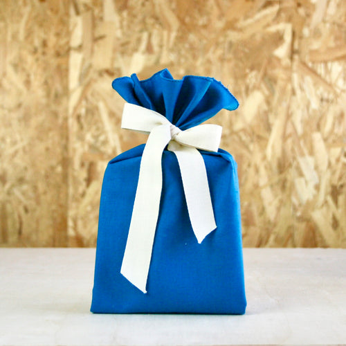 Emballage cadeau réutilisable taille XS coloris bleu pliage tulipe. 100% coton, 100% français, 100% réutilisable. Ceci n'est pas un furoshiki, c'est une alternative au papier cadeau