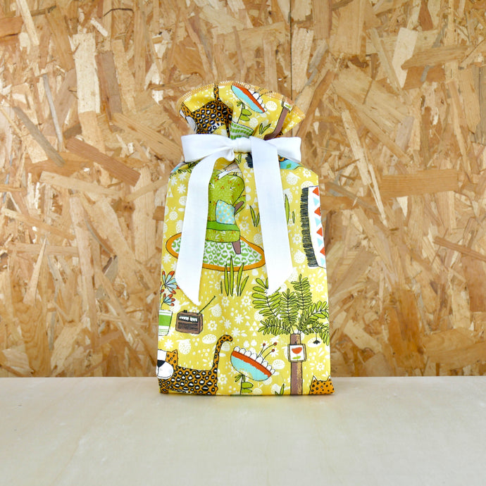 Emballage cadeau réutilisable taille S coloris jungle. 100% coton, 100% français, 100% réutilisable. Ceci n'est pas un furoshiki, c'est une alternative au papier cadeau