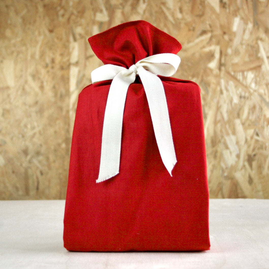 Emballage cadeau réutilisable taille M coloris rouge. 100% coton, 100% français, 100% réutilisable. Ceci n'est pas un furoshiki, c'est une alternative au papier cadeau