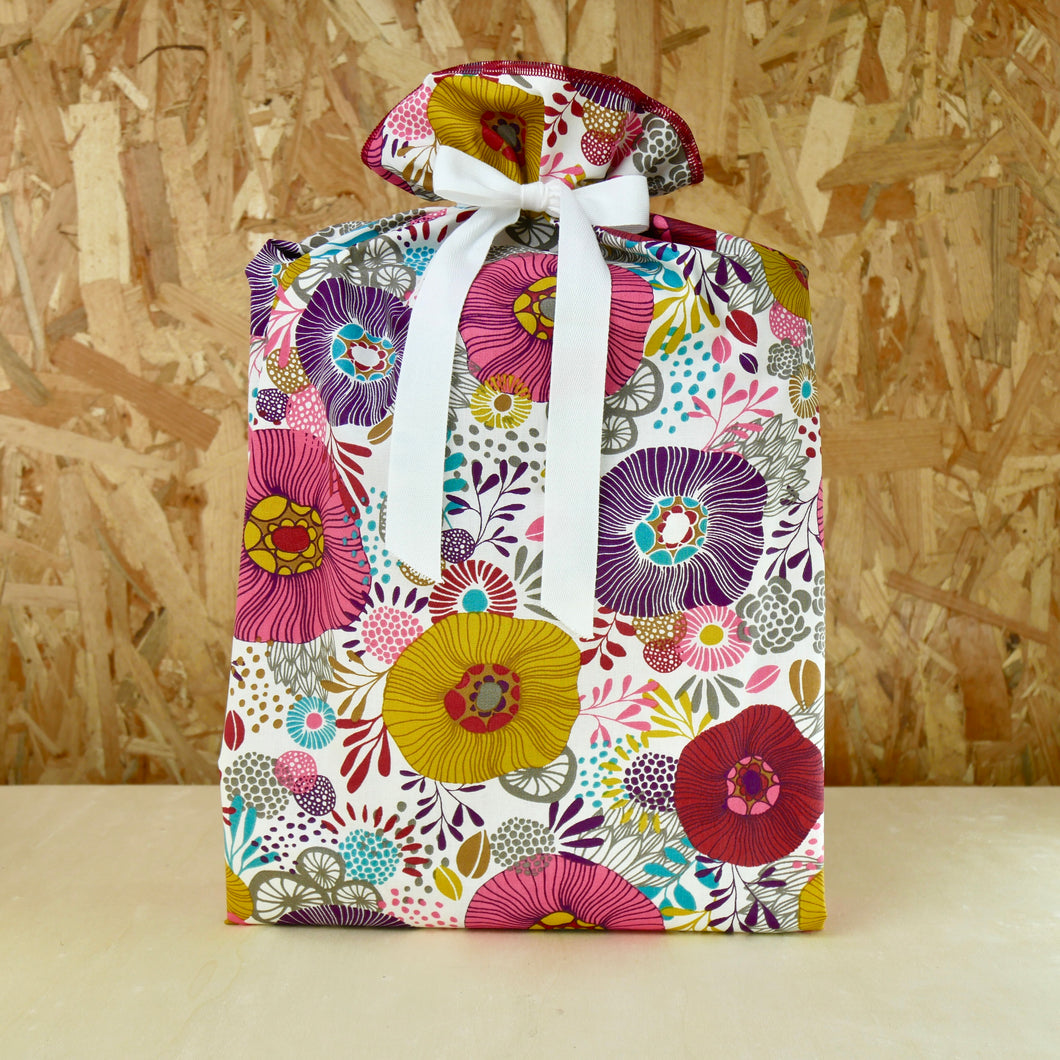 Emballage cadeau réutilisable taille M coloris Floral. 100% coton, 100% français, 100% réutilisable. Ceci n'est pas un furoshiki, c'est une alternative au papier cadeau