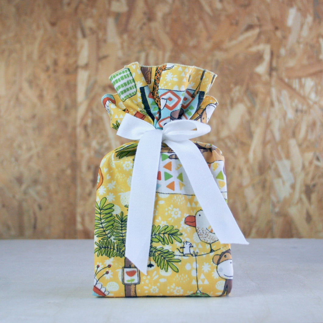 emballage cadeau en tissu réutilisable qui n'utilise pas le pliage japonais furoshiki - Taille XS tissu motif  jungle
