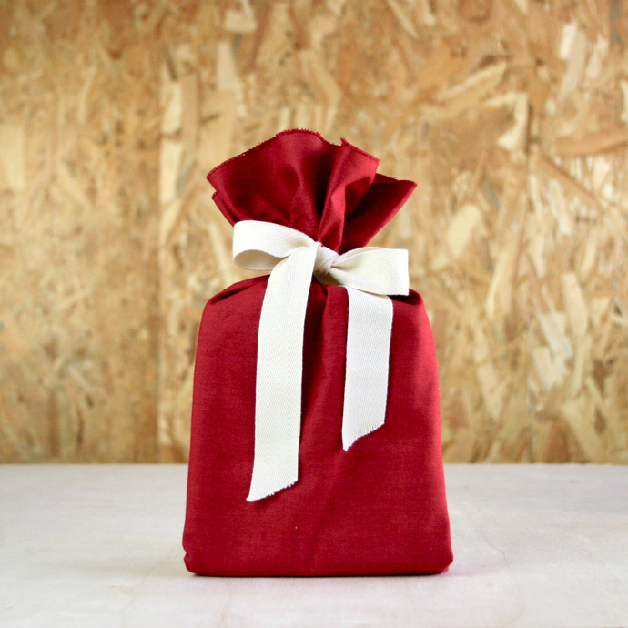 emballage cadeau en tissu réutilisable qui n'utilise pas le pliage japonais furoshiki - taille XS rouge
