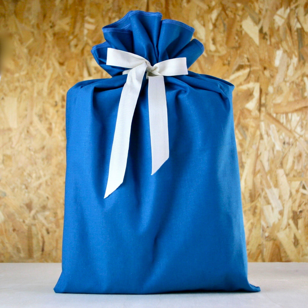 Emballage cadeau en tissu 100% coton 100% réutilisable 100% français tissu bleu fond bois créateur de lien révolutionnons ensemble le monde de l'emballage papier cadeau furoshiki alternative