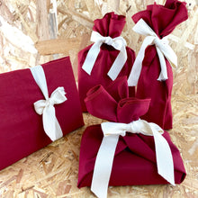 Load image into Gallery viewer, emballage cadeau en tissu réutilisable qui n&#39;utilise pas le pliage japonais furoshiki - taille XS rouge
